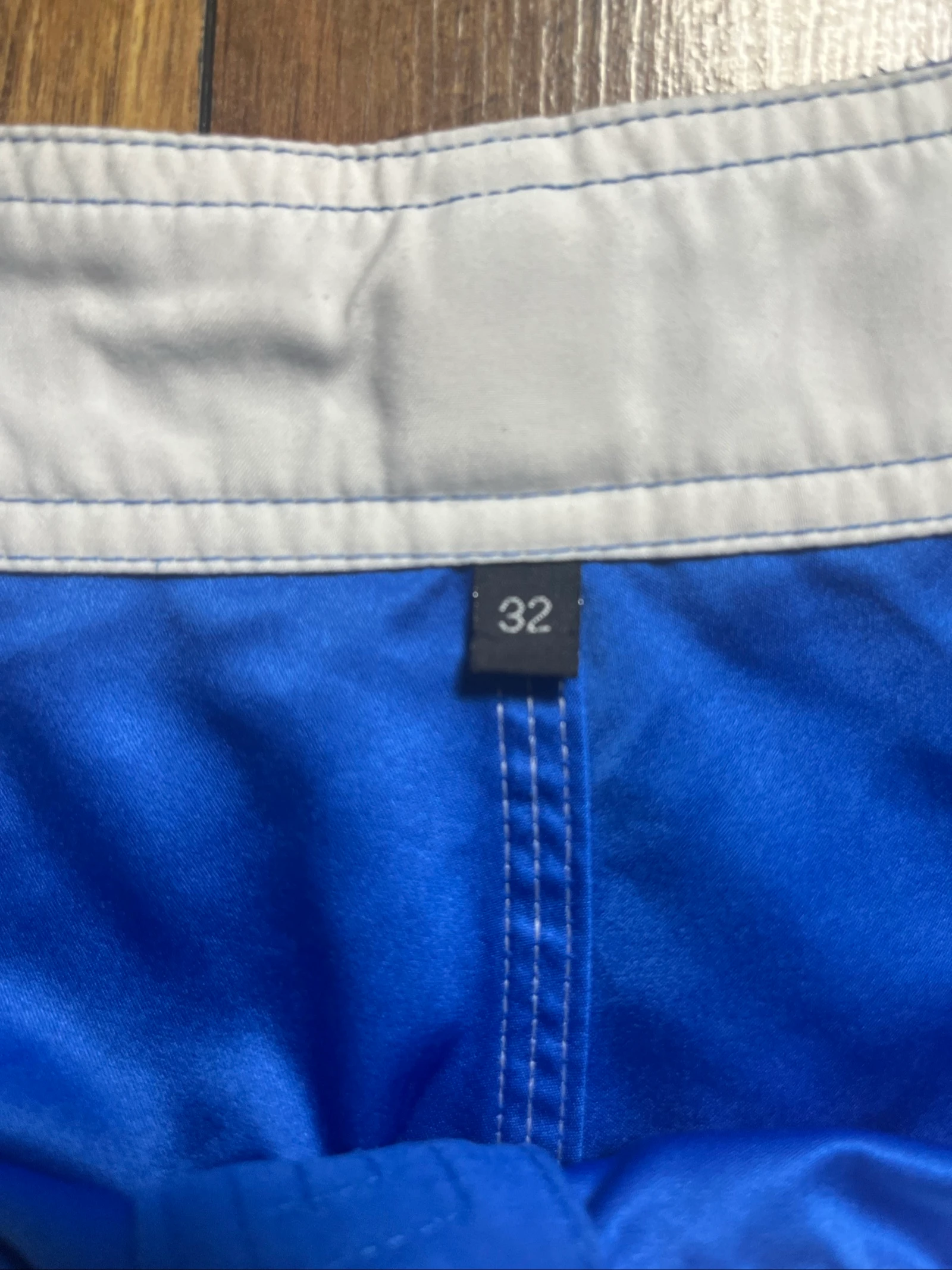 Boardshort con logo blanco y bolsillo cargo lateral Estilo surf - QuickSilver - Talla S - muy buen estado – photo 2